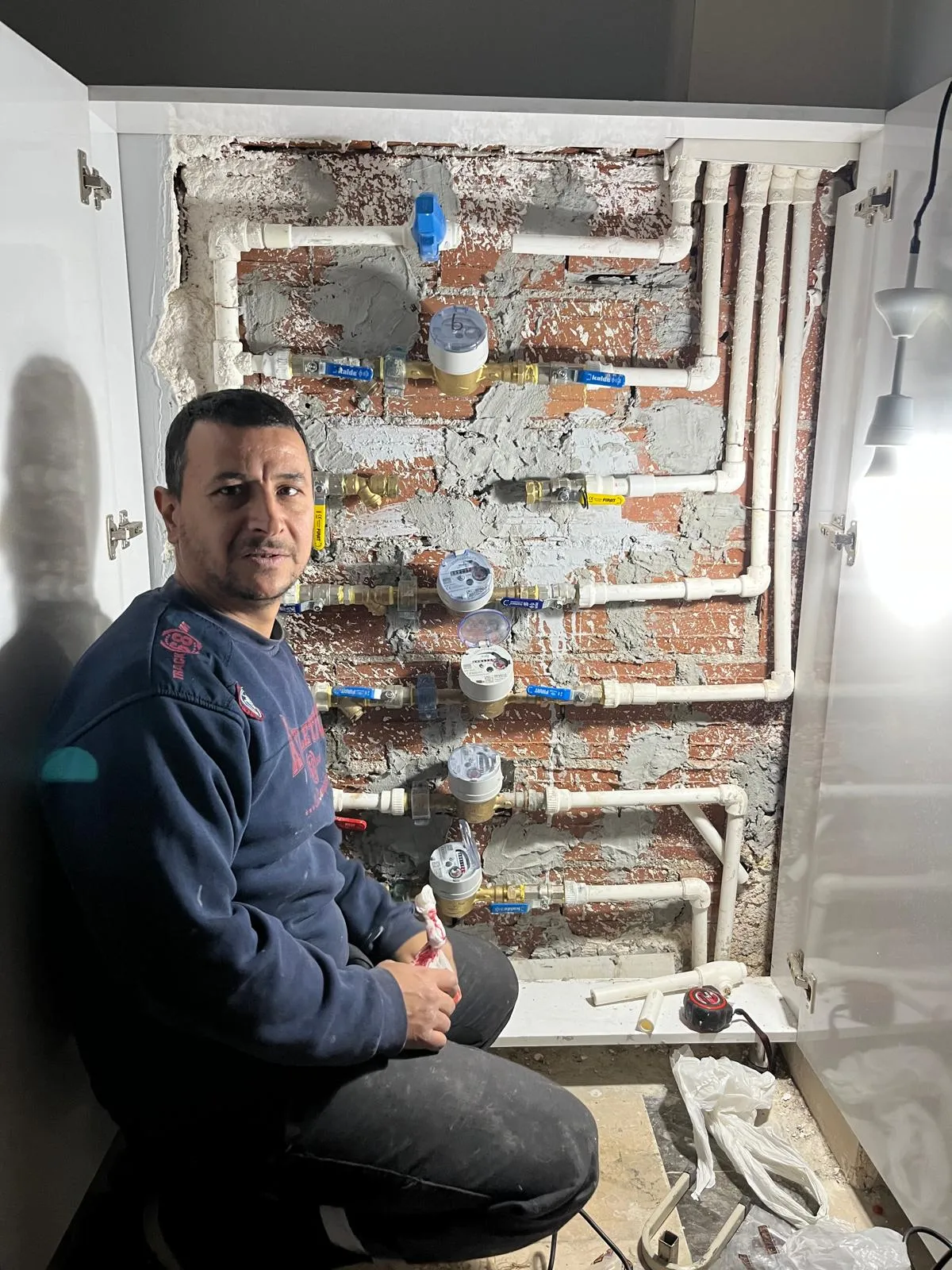 Çoklu su sayacı kolonu — apartman girişi